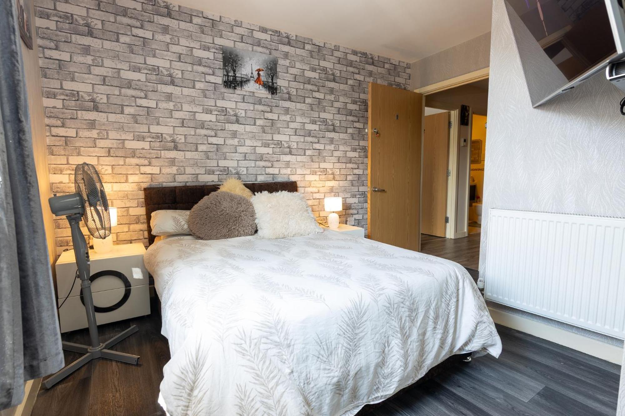 Five Star Rated Condo, Manchester